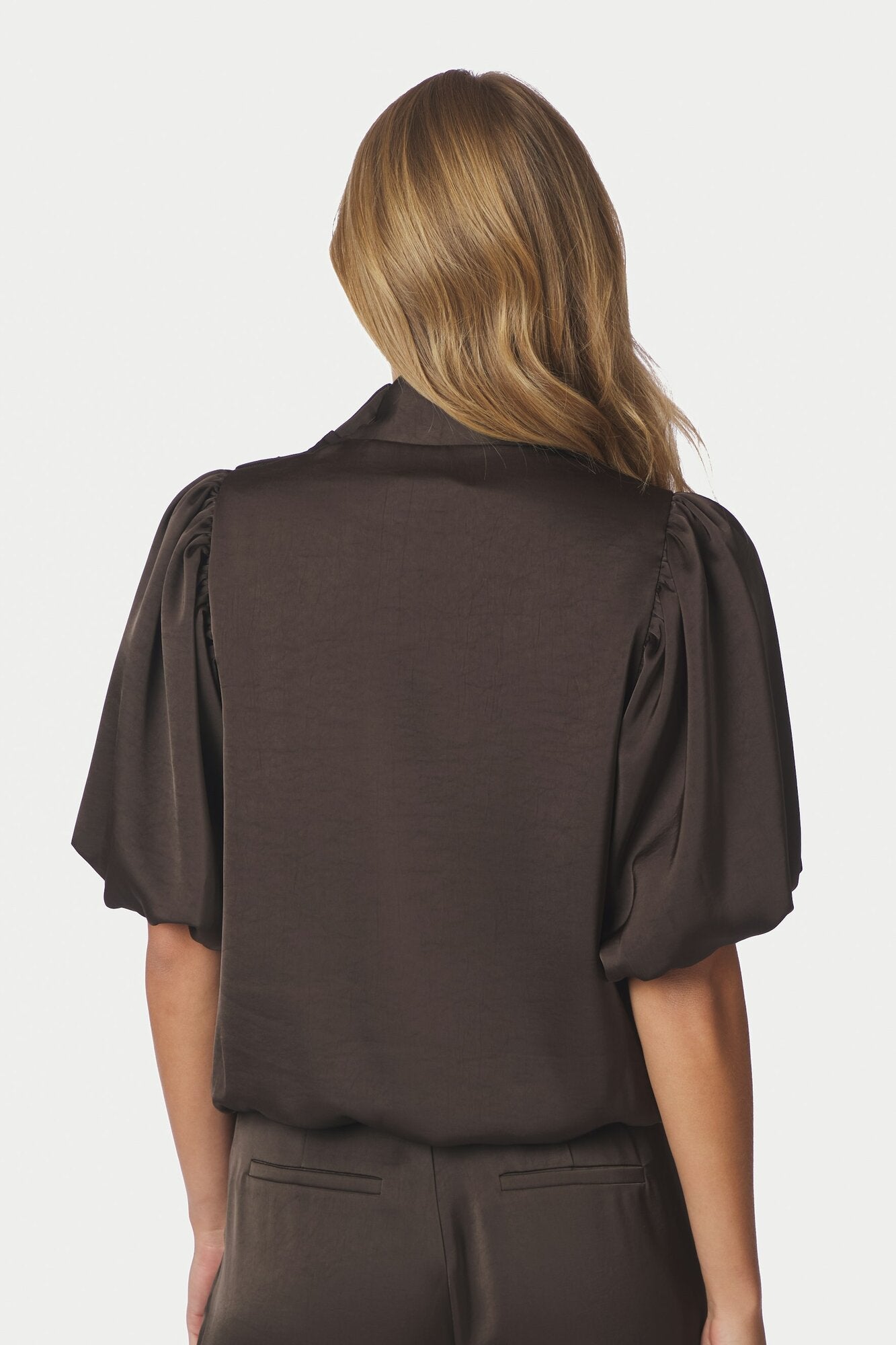 Parisa Heavy Sateen bluse med pufærmer – Dark Brown